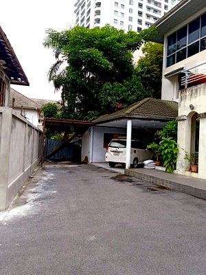บ้านเดี่ยว ดิ เอ็มควอเทียร์ : ขายบ้านพร้อมที่ดิน ทำเลดี ใจกลางเมืองบนถนนสุขุมวิท 39  ใกล้รถไฟฟ้า BTS สถานีพร้อมพงษ์เพียง 600 เมตร