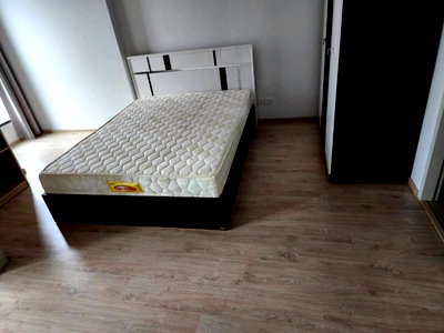 Condos for sale : Ideo Q Ratchathewi【𝐒𝐄𝐋𝐋 & 𝐑𝐄𝐍𝐓】🔥A cool modern-style room with white and dark brown furniture instantly.🔥 Contact Line ID: @hacondo