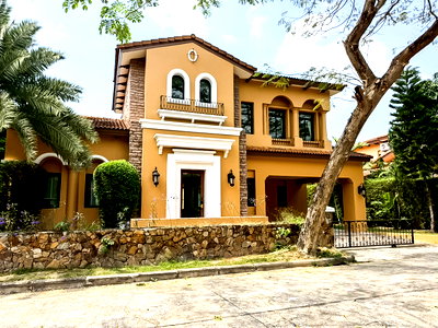 Houses for sale Khao Chi Chan : Na Jomtien Luxury Pool Villa for Sale Tuscan Style Home