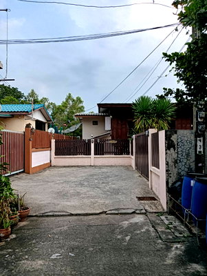 Land for sale Lat Pla Khao Road : Well-shaped land with house in prime Ladprao–Senanikom location