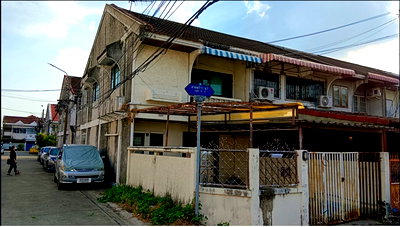 Townhouses for rent โลตัสเอ็กเพลส(สุทธิสาร) : Newly renovated townhouse for rent, Ladprao 47, Soi 9-5, 2 stories, 26 sq.wa., 2 parking spaces. Near MRT.