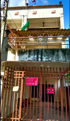 Townhouses for rent Thailand Cultural Centre  : Newly renovated 4-story townhouse for rent near MRT Huai Khwang – Soi Meesap, Pracha Uthit Road.