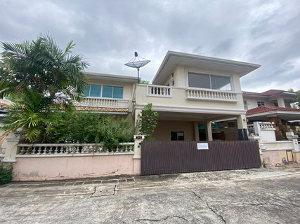 บ้าน 2 ชั้น เนื้อที่ 65 ตร.ว. ม.นลินวิลล์ 5 ถ.เคหะร่มเกล้า เขตลาดกระบัง กทม.