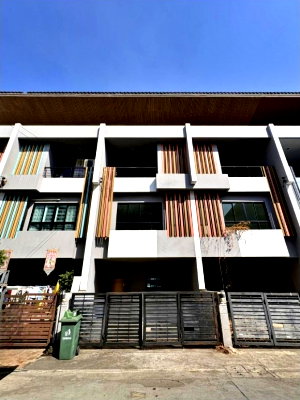 ขายทาวน์โฮม : ขายทาวน์โฮม 3 ชั้น หมู่บ้านเดอะ ซิมโฟนี่ | The Symphony  24.3 ตร.ว. ตกแต่งใหม่ พร้อมอยู่ ซอยนวมินทร์ 163 ใกล้ทางด่วนรามอินทรา รถไฟฟ้าสายสีชมพู