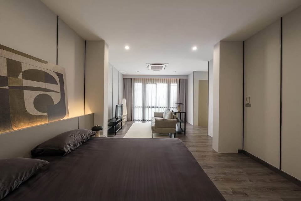 รูป P0687/ให้เช่าทาวน์โฮมหรู Baan Klang Muang Classe Sukhumvit 77 | หลังมุม หน้ากว้าง 10 เมตร พร้อม Double Volume สูงโปร่ง - รูปที่ 3/17