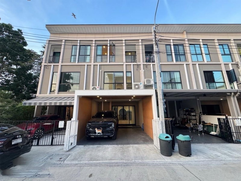 Townhouses for rent : ✨For rent TownHouse Patio Srinakarin-Rama 9✨LineID: @Propvel (with @ in front)✨