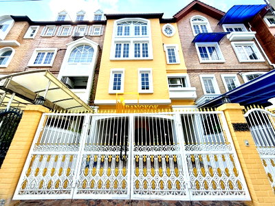Townhouses for rent : Yenakart Residence | Renovated 5 Bedroom Townhouse For Rent - BR28337SH
