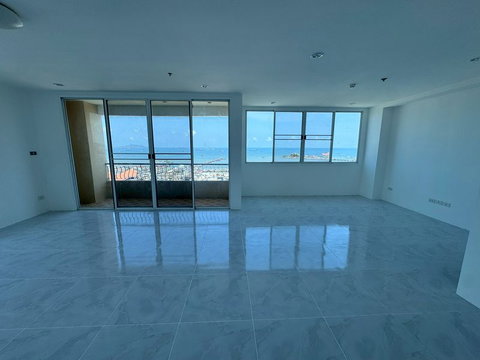 Condo for sale in Sriracha. Corner unit with sea view, high floor, excellent location.
