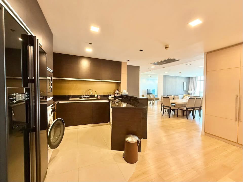 picture Urbana                       Sathorn  - 15/18