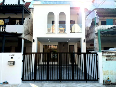 ทาวน์โฮม เขตตลิ่งชัน : ขายทาวน์เฮ้าส์ : หมู่บ้านเมืองเพชรวิลเลจ ซอยทุ่งมังกร 10 เนื้อที่ 30 ตารางวา 3 ห้องนอน 3 ห้องน้ำ ตกแต่งใหม่พร้อมอยู่