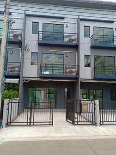 รูปภาพ P-50222 🏡 Spacious 3-Story Townhome! Baan Klang Muang Rama 9-On Nut Near ARL Ban Thap Chang Line ID: @easythaihome 085-592-2897