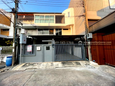 ทาวน์โฮม ถนนจันทน์ : ขายทาวน์โฮม 3 ชั้น ถนนจันทน์16 หมู่บ้านจันทรานิเวศน์ พื้นที่ 30 ตรว. ใกล้ BTS สุรศักดิ์ ขายเพียง 21.5 ล้านบาท ตกแต่งด้วยวัสดุเกรด Premium 
