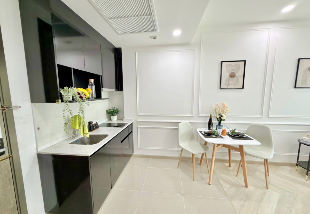 picture The Rich Sathorn -                Taksin  - 8/12