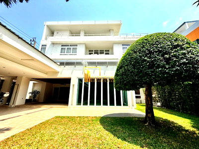เช่าบ้านเดี่ยว ถนนสุขุมวิท : Incredible 6 Bedroom House For Rent in Phra Khanong Area - BR28166SH