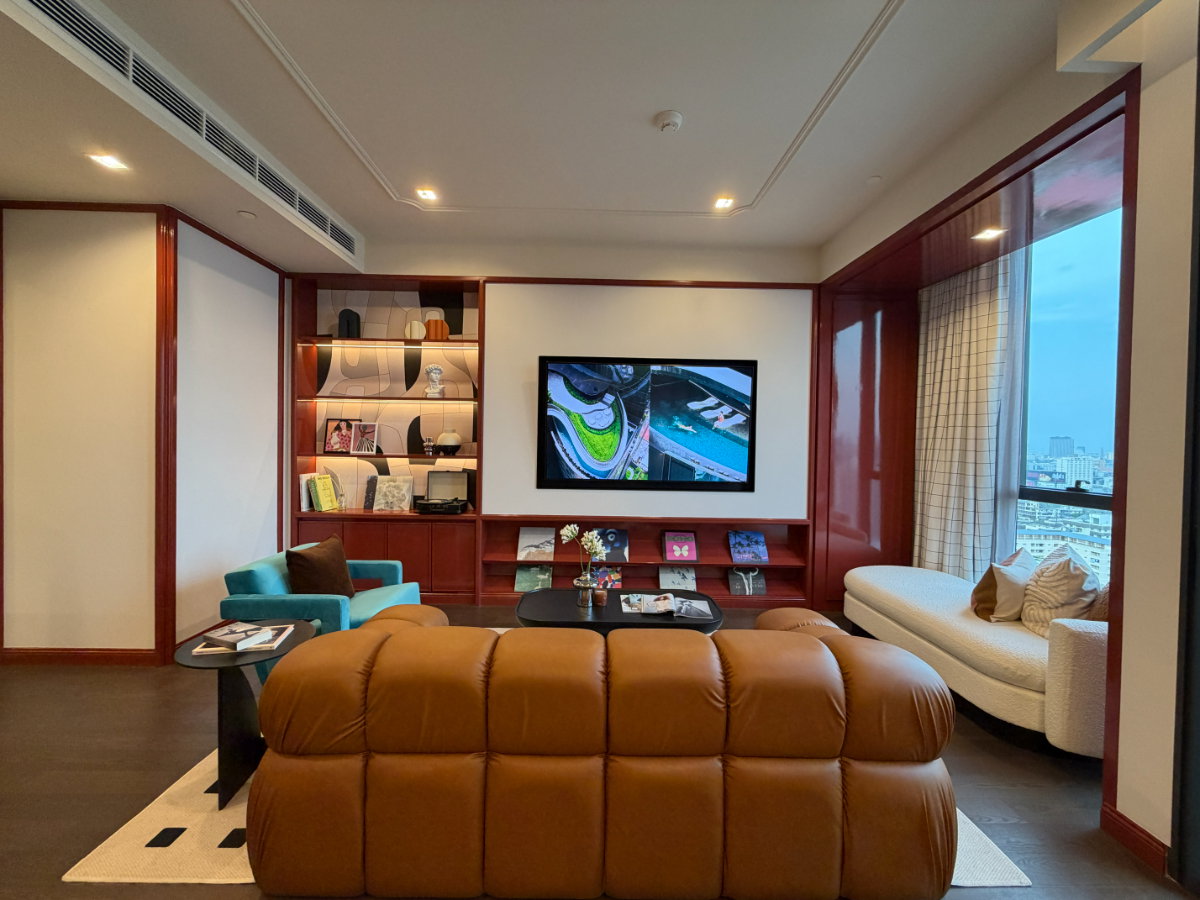 picture A Rare Luxury Combined Unit for Distinctive Urban Living - 2/12