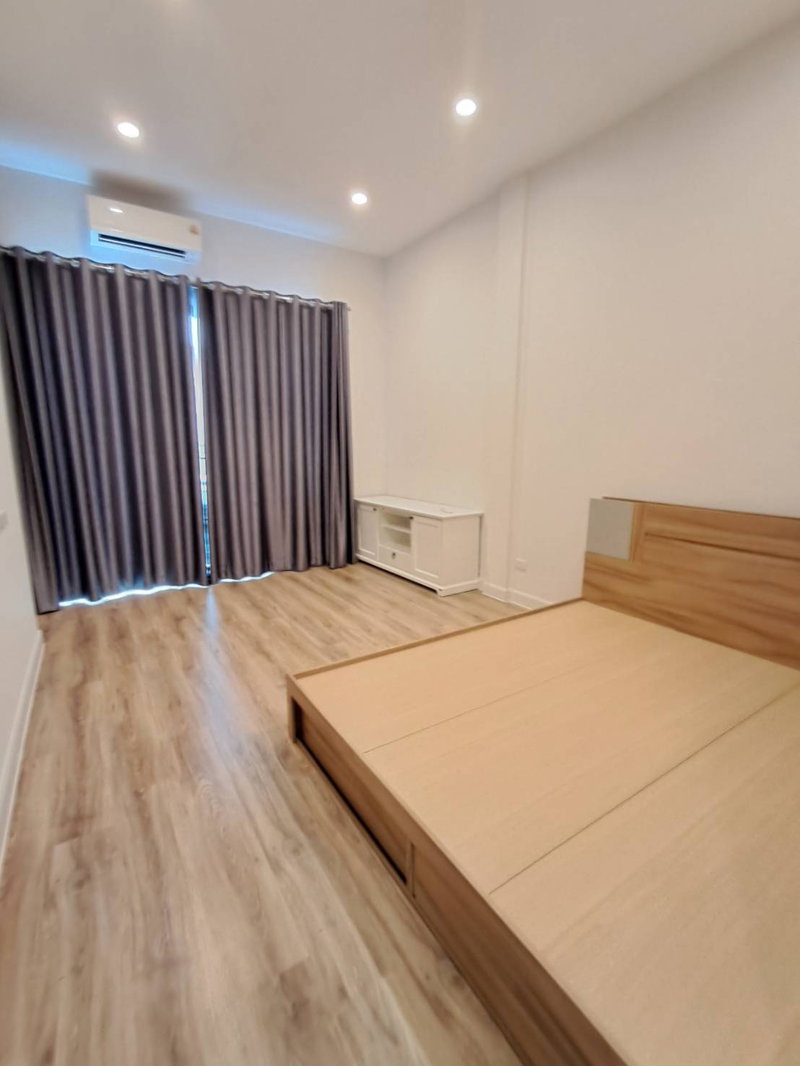 Townhouses for rent : Verve Petchkasem 81 (3BR/2BA) Modern Loft Design