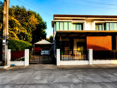 Townhouses for sale Bangkok : For Sale: Corner 2-Storey Townhome at The Villa Ramintra–Wongwaen Large Land Plot 41 sq.wah | 12 m Wide Frontage | Parking for 4 Cars