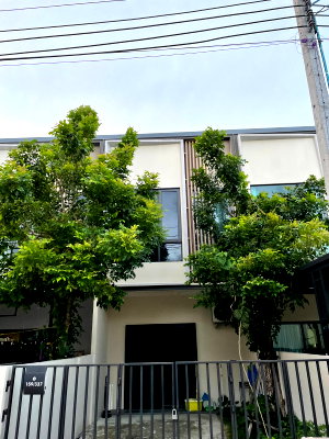 Townhouses for rent : Townhome for rent, Altitude Kraf Bangna, ready to move in. Interested, please contact Line @goodmanpro or call 0999029.