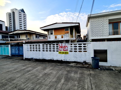 เช่าบ้านเดี่ยว ทรู ทาวเวอร์ พัฒนาการ : ให้เช่าบ้านเดี่ยวทำเลดี 60 ตรว. (ตามภาพ) หมู่บ้านเสรี 2, ถ.รามคำแหง 24 แยก 28, เหมาะทำที่อยู่อาศัย, Home Office, โกดังเก็บสินค้า, Food Delivery