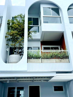 Houses for rent Chiang Mai : House for RENT! Townhome (New Furniture) Close to Town near Ruamchok shopping mall, NIS, 7-11, Tesco Lotus, Homepro, Fresh Market and etc.