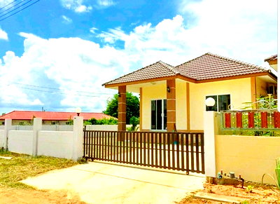 บ้านเดี่ยวให้เช่า : บ้านเดี่ยว 2นอน 1น้ำ 55ตร.ว. รร.บ้านหนองผือกอบง 1.7 กม ถ.มิตรภาพ ปั๊มน้ำมัน ปตท. 2 กม โลตัส บ้านไผ่ บิ๊กซี ขอนแก่น.