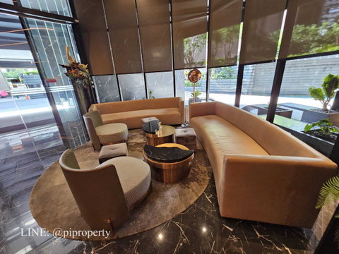 High floor 1 Bed unit for rent in Ideo Q Victory. 0 meter from BTS Victory and century the movie plaza. Great schools and hospitals surrounding.