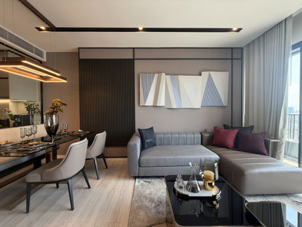 Premium Space, Exclusive Deal at The Room Phayathai A spacious 2-bedroom, 70 SQ.M. unit with FREE transfer costs and FREE furniture.
