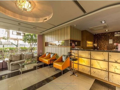 ขายโรงแรม (พร้อมใบอนุญาตโรงแรม) มีห้องพักทั้งหมด 45 ห้อง สูง 5 ชั้น พร้อมลิฟต์โดยสาร 1 ตัว