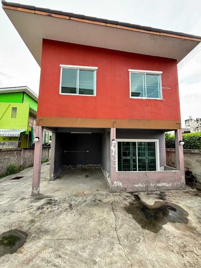 รูป #ให้เช่าบ้าน2ชั้น มี 3ห้องนอน 2 ห้องน้ำ ซ.เสรีไทย83 แยก5 เช่า 9,000บ/เดือน ตัวบ้านที่ว่างจะอยู่ด้านหลัง และต้องสลับที่จอดรถหลังอยู่ด้านหลังนะครับ - รูปที่ 1/15