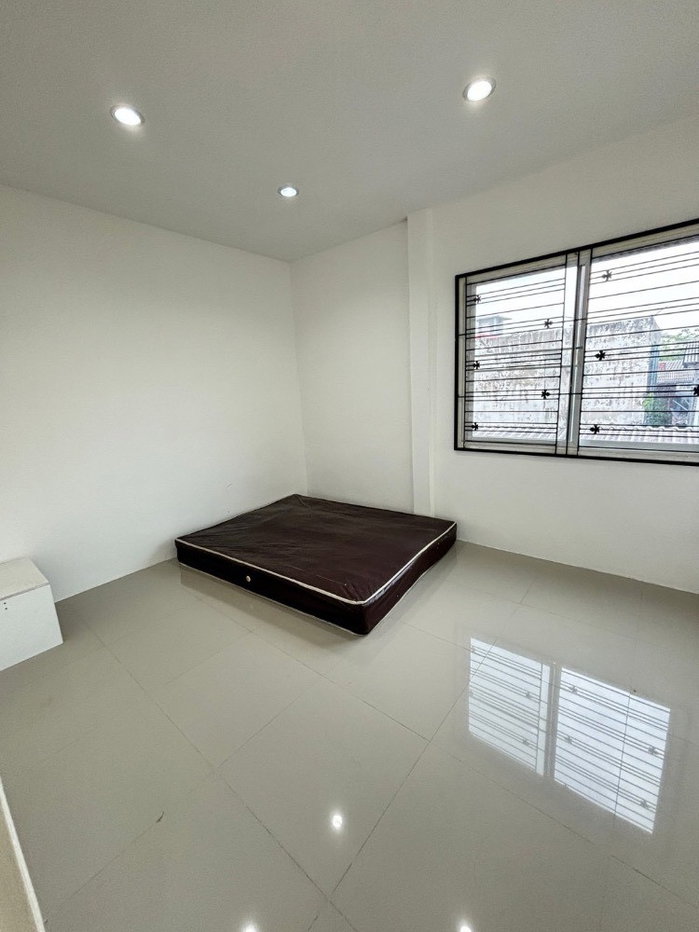 รูป #ให้เช่าบ้าน2ชั้น มี 3ห้องนอน 2 ห้องน้ำ ซ.เสรีไทย83 แยก5 เช่า 9,000บ/เดือน ตัวบ้านที่ว่างจะอยู่ด้านหลัง และต้องสลับที่จอดรถหลังอยู่ด้านหลังนะครับ - รูปที่ 11/15