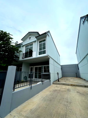 ทาวน์โฮมให้เช่า : ให้เช่าทาวน์โฮม Villaggio 2 ศรีนครินทร์-บางนา หลังริม สไตล์มินิมอล ใกล้ Mega Bangna (Rt-01)