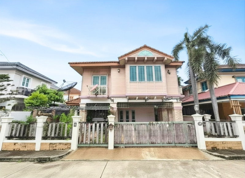 Houses for sale : For sale: Detached house (needs renovation) in Chuan Chuen Ladprao Village. Accessible from both Kaset-Nawamin and Ramintra Expressway. 50 sq.wa. 