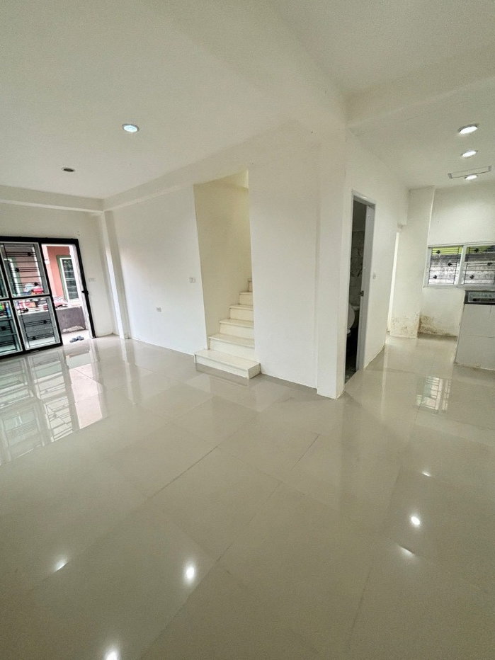 รูป #ให้เช่าบ้าน2ชั้น มี 3ห้องนอน 2 ห้องน้ำ ซ.เสรีไทย83 แยก5 เช่า 9,000บ/เดือน ตัวบ้านที่ว่างจะอยู่ด้านหลัง และต้องสลับที่จอดรถหลังอยู่ด้านหลังนะครับ - รูปที่ 2/15