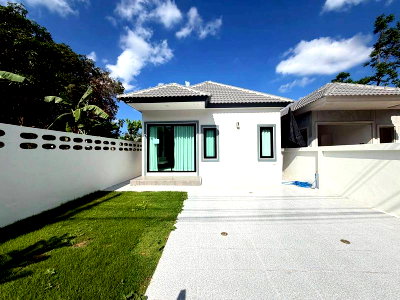 Houses for sale Central Si Racha : Brand new, first-hand detached house near the large Lotus supermarket in Sriracha, Chonburi. Convenient transportation.