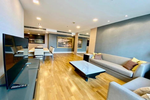 Sale !! Urbana Sathorn, 2 bed, 2 bath, big size, high floor, North Facing, Good Location !! Code C20230210732 furnished, Special Deal!!