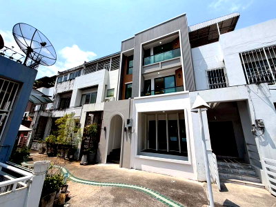โฮมออฟฟิศ ดองกิ มอลล์ ทองหล่อ   : ขายทาวน์โฮม 4.5 ชั้น พร้อมลิฟต์ รีโนเวทใหม่ สุขุมวิท 101 BTS ปุณณวิถี