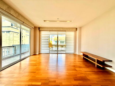คอนโดให้เช่า : Narathorn Place | Spacious 3 Bed Condo For Rent in Sathorn - BR4386CD