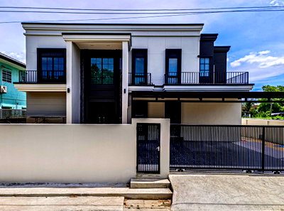 บ้านเดี่ยว ม.เอเชียอาคเนย์ : 🔥ขาย บ้านเดี่ยวสไตล์ Modern English หมู่บ้านสินพัฒนาธานี Sinpattana Thani Village  หลังสนามหลวง 2 หลังใหญ่ ✨  พื้นที่เยอะ พร้อมโซล่าเซลล์