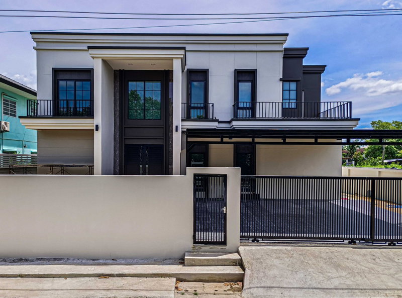 ขายบ้านเดี่ยว : 🔥ขาย บ้านเดี่ยวสไตล์ Modern English หมู่บ้านสินพัฒนาธานี Sinpattana Thani Village  หลังสนามหลวง 2 หลังใหญ่ ✨  พื้นที่เยอะ พร้อมโซล่าเซลล์