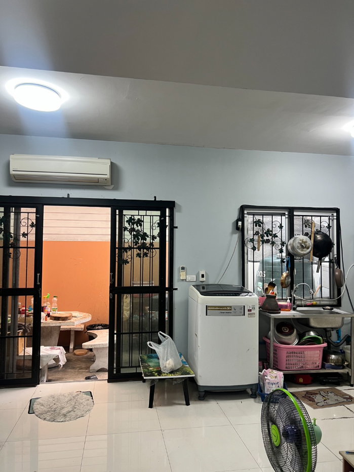 รูป ขายทาวน์โฮม 2 ชั้น 28 ตรว ดอนเมือง - สรงประภา 3 ห้องนอน 2 ห้องน้ำ 2 ที่จอดรถ เดินทางสะดวก ใกล้สนามบินดอนเมือง และทางด่วน เพียง 2.4 ล้านบาท (310AGJD)  - รูปที่ 3/5