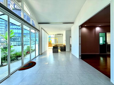 Apartment building for rent Srinakharinwirot University Prasanmit Campus : Renovated 3 Bedroom Apartment For Rent in Thonglor Area - BR21404AP