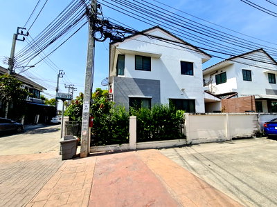 ทาวน์โฮม โรงเรียนนานาชาติเด่นหล้า : ทาวน์เฮ้าส์ 26.7 ตร.วา เดอะวิลล่า บางบัวทอง บางบัวทอง นนทบุรี 1.8M