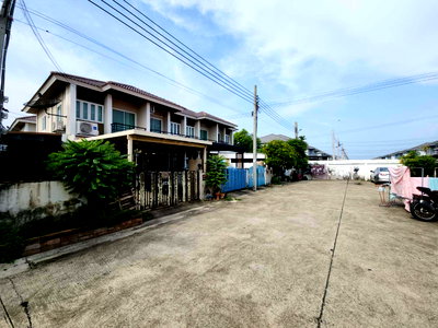 Townhouses for sale Ruamchai Pracharuk Hospital : TOWN HOUSE 18 Sq.w. Bang Bo Samut Prakarn for 1.8M
