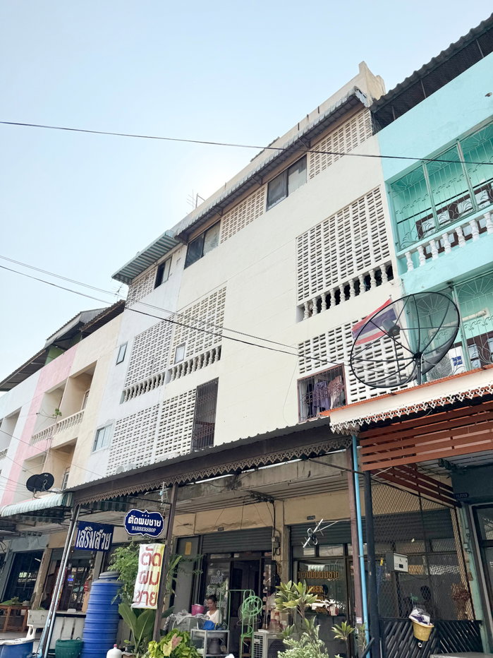 รูป ขายหอพัก ตึก 4 ชั้น 2 คูหา พุทธมณฑลสาย 5 หมู่บ้านกลาโหม ใกล้ตลาดเสรี พร้อมรายได้ทันที รีโนเวทใหม่ ติดถนนพุทธมณฑลสาย 5 ตรงข้ามตลาดเสรี - รูปที่ 2/12