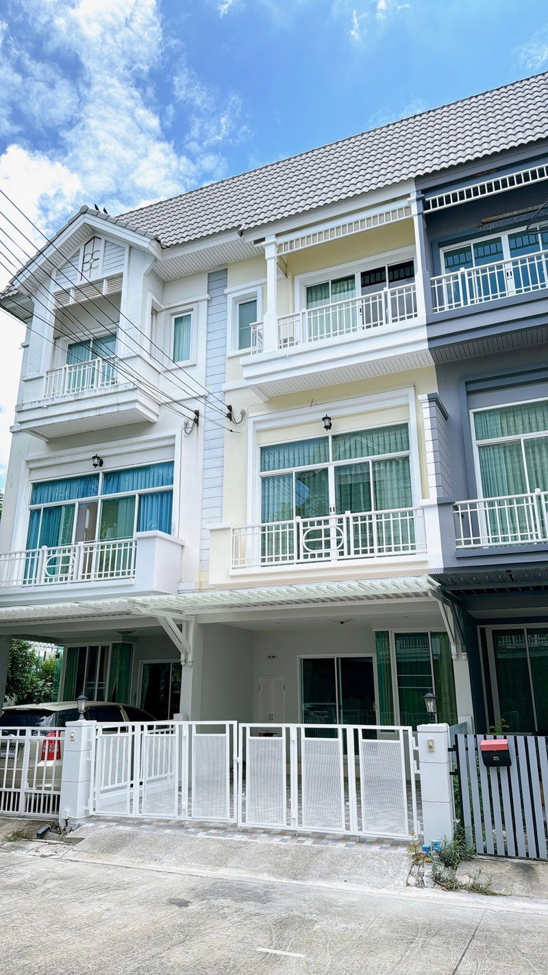 Townhouses for sale : 🔥For Sale Fully renovated 3-storey townhome Metro Rama 9 near Airport Rail Link Hua Mak