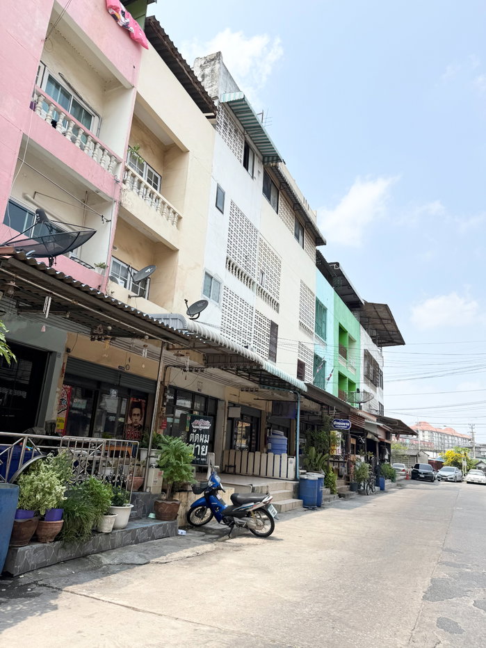 รูป ขายหอพัก ตึก 4 ชั้น 2 คูหา พุทธมณฑลสาย 5 หมู่บ้านกลาโหม ใกล้ตลาดเสรี พร้อมรายได้ทันที รีโนเวทใหม่ ติดถนนพุทธมณฑลสาย 5 ตรงข้ามตลาดเสรี - รูปที่ 3/12