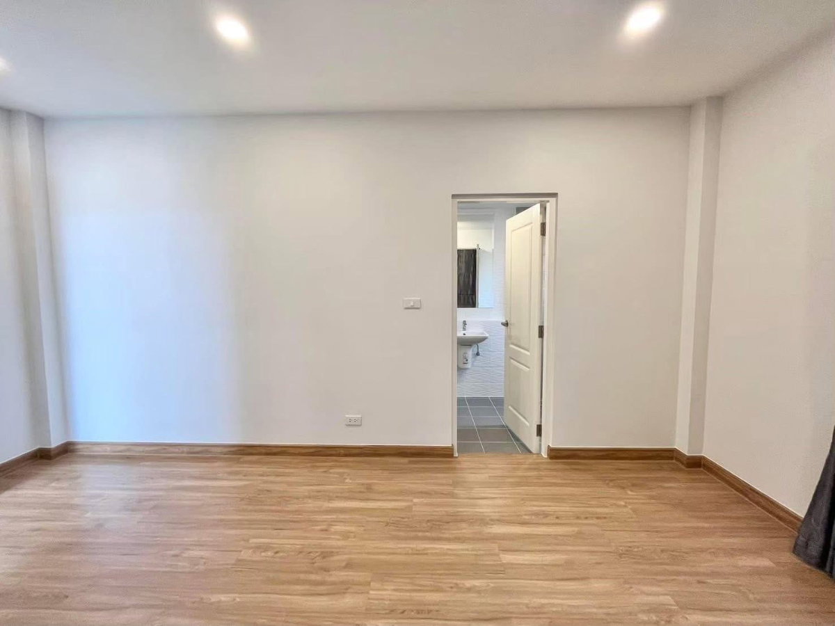 รูป 🏡✨ บ้านเดี่ยวหรู “หลังมุม” โครงการ Centro วิภาวดี 4 ห้องนอน 5 ห้องน้ำ ใกล้โรงเรียนนานาชาติ พร้อมอยู่ทันที ✨💼 รองรับผู้เช่าชาวต่างชาติ - รูปที่ 5/20