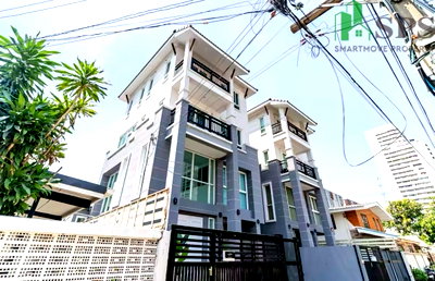 Townhouses for rent Watthana : Townhome in Sukhumvit Phakanong for rent suitable for business ( SPSEVE1897 )