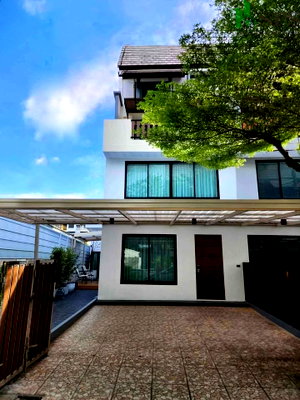 Townhouses for rent วิทยาลัยดุสิตธานี : For Rent: 3-Storey Corner Townhome near BTS Si Nut (SPSSR203)