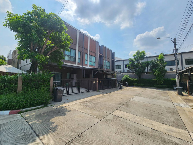 Townhouses for sale : TOWN HOUSE 28.9 Sq.w. Nong Khaem Bangkok for 3.8M